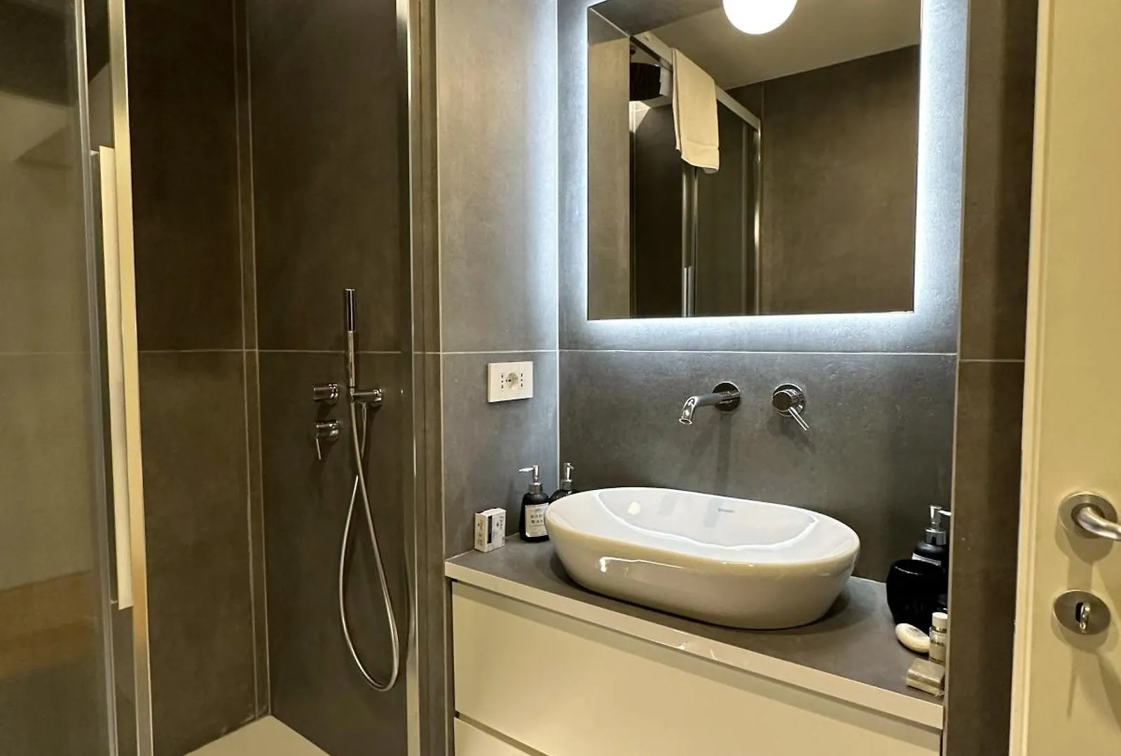 Duomo Private Apartment With Wi-Fi Just Steps From The Duomo Demetra ミラノ